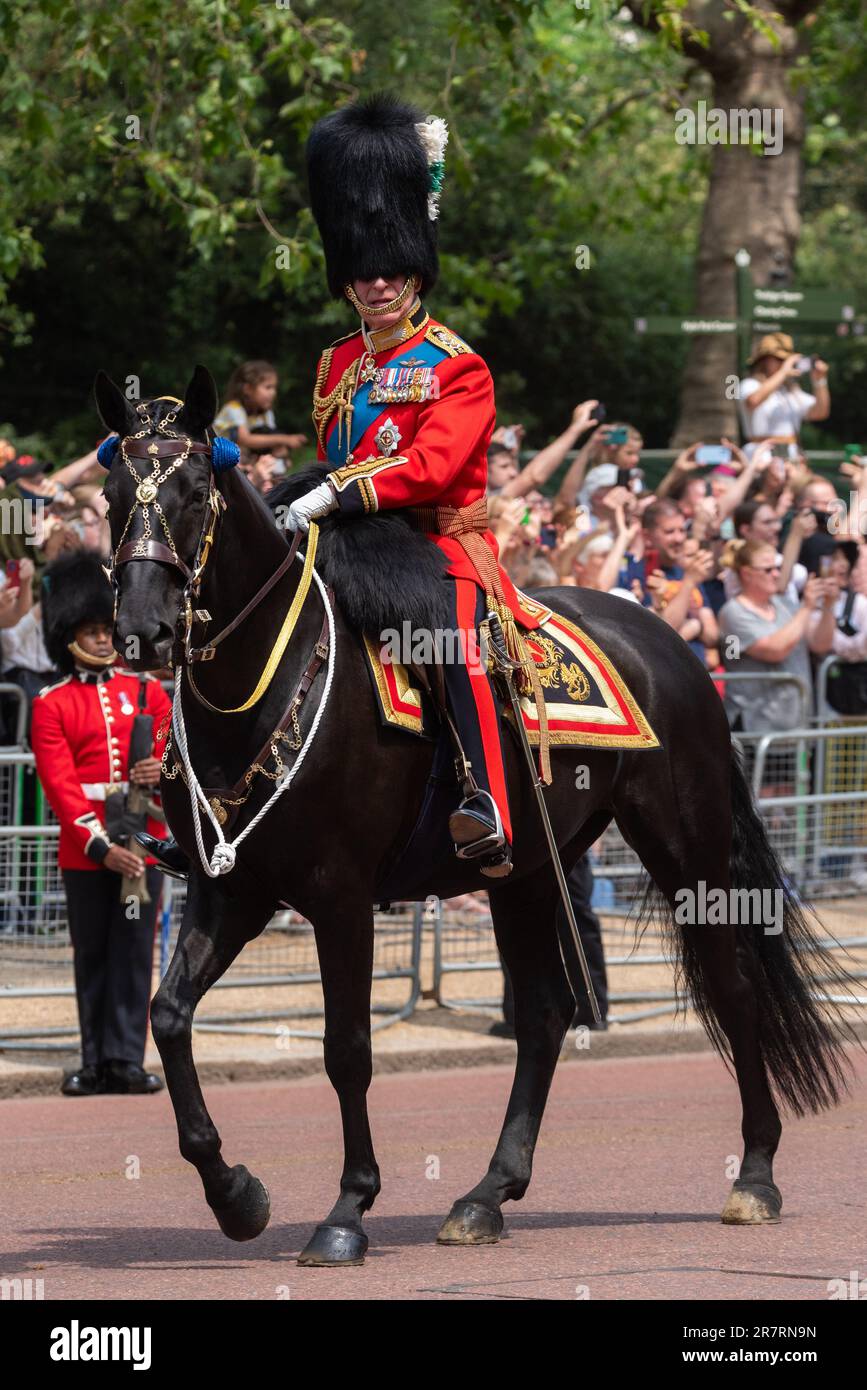 The Mall, Westminster, London, Großbritannien. 17. Juni 2023. Die Royal Family und die Massen und Truppen sind nach der Trooping of the Colour Zeremonie von der Horse Guards Parade zurück in die Mall gereist, in Richtung Buckingham Palace. Es ist der erste unter der Herrschaft von König Karl III., der auf einem Pferd namens Noble ritt Stockfoto