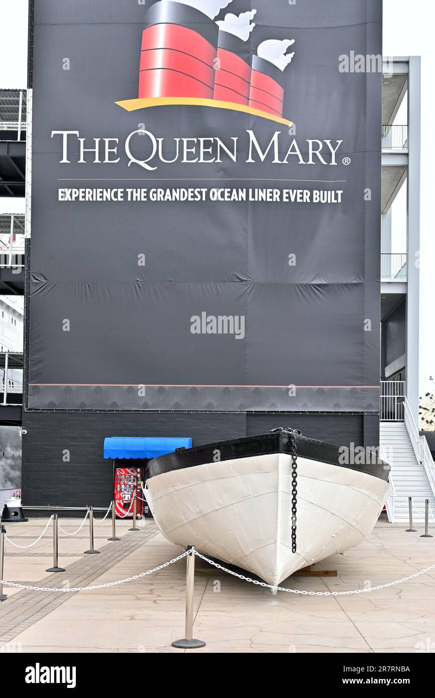 LONG BEACH, KALIFORNIEN - 14. JUNI 2023: Das Queen Mary-Schild mit einem Rettungsboot im Vordergrund. Stockfoto
