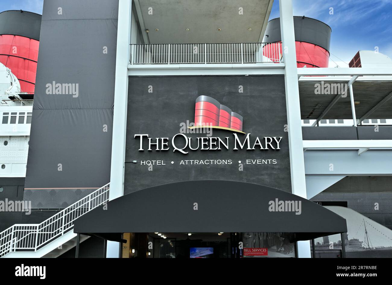 LONG BEACH, KALIFORNIEN - 14. JUNI 2023: Schild am Eingang zum Queen Mary Hotel. Stockfoto