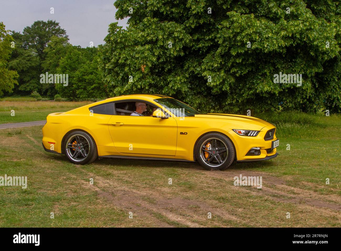 2018 Yellow Ford Mustang GT Auto Ti-VCT V8 Ecoboost Selectshift Auto Ye Car Coupe Benzinmotor 4951 cm3; eine Reihe seltener, aufregender und ungewöhnlicher Fahrzeug-Enthusiasten und Besucher auf der Worden Park Motor Village Showcase, Leyland Festival, Großbritannien Stockfoto