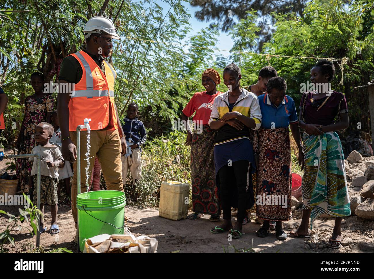 (230617) -- MWANZA, 17. Juni 2023 (Xinhua) -- Kelvin (Front) hilft den Dorfbewohnern in Misungwi, Region Mwanza, Tansania, 13. Juni 2023 beim Zugang zu Trinkwasser. Die Mwanza-Region liegt im Nordwesten von Tansania, an der Südküste des Viktoriasees, dem größten Süßwassersee Afrikas und dem zweitgrößten der Welt. Aufgrund unzureichender Infrastruktur sind die Bewohner des Sees leider mit Wasserknappheit konfrontiert. Kelvin Josephat Kituruka, ein Einheimischer von Mwanza, trat der China Civil Engineering Construction Corporation (CCECC) als Qualitätsunternehmen bei Stockfoto