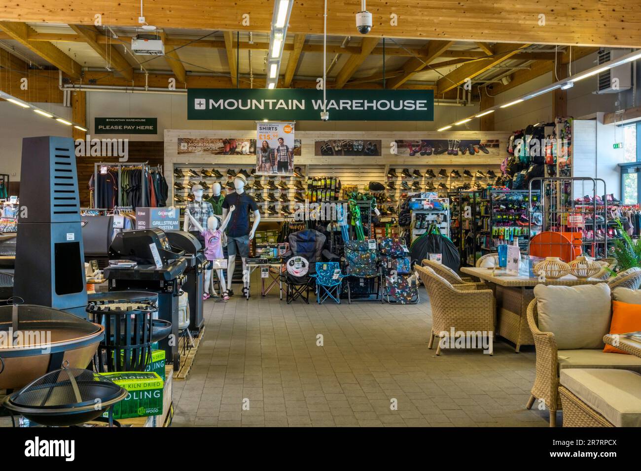 Eine Niederlassung von Mountain Warehouse Outdoormode & Equipment Shops im Dobbie's Garden Centre, King's Lynn. Stockfoto