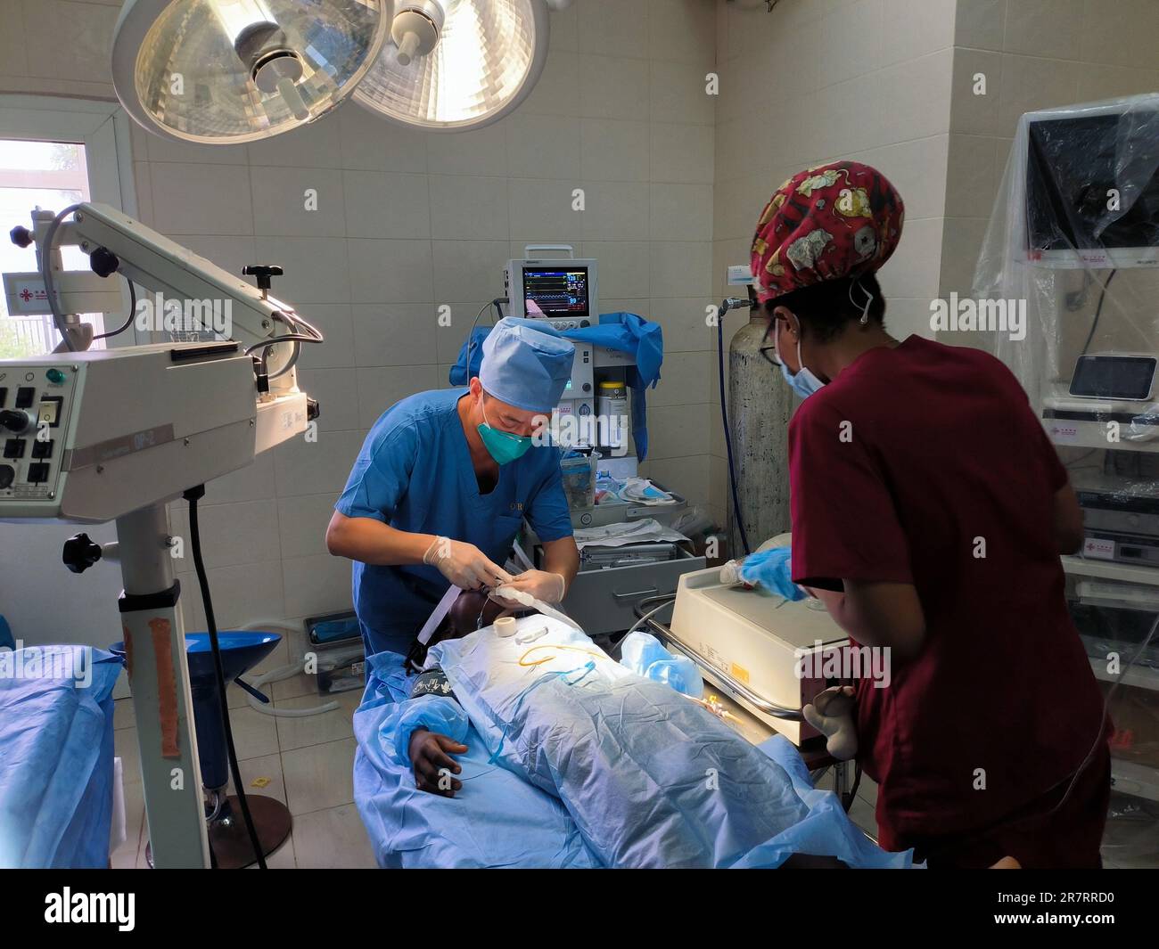 (230617) -- MALABO, 17. Juni 2023 (Xinhua) -- Xu Yangying (Back), ein Anästhesist des chinesischen medizinischen Teams, narkotisiert einen Patienten für eine Operation in einem Krankenhaus in Malabo, Äquatorialguinea, 6. April 2023. Das 32. Chinesische Ärzteteam kam im Juli 2022 in Malabo, der Hauptstadt Äquatorialguineas, an. Die 25 Mitglieder des medizinischen Teams kamen aus 13 Krankenhäusern im südchinesischen Guangzhou, die klinische Abteilungen einschließlich Innere Medizin, Chirurgie, Pädiatrie, Geburtshilfe und Gynäkologie, Augenheilkunde und Orthopädie abdeckten. Seit 1971 hat China 32 Chargen von mehr als 600 medizinischen Tee verschickt Stockfoto