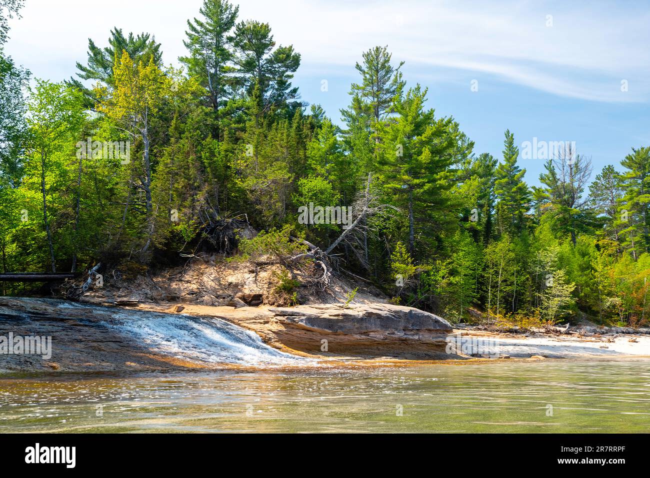 Fotografieren Sie Chapel Falls mit einem Kajak, Pictured Rocks National Lakeshore, Munising, Michigan, USA. Stockfoto