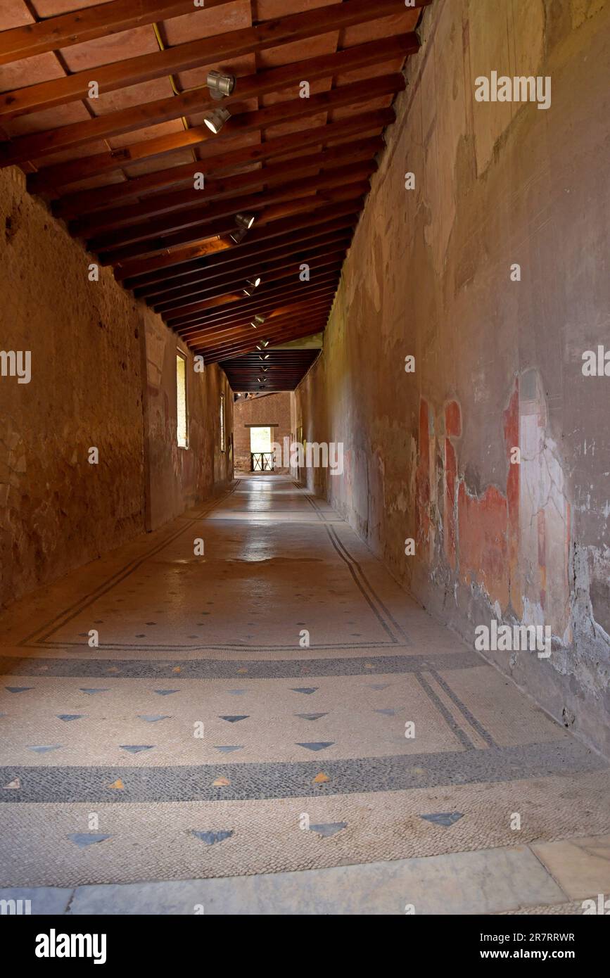 Korridore mit Mosaikfliesenboden in einem Haus in der römischen Stadt Herculaneum, begraben im Vesuv-Ausbruch im Jahr AD79. Ercolano, Neapel, Italien Stockfoto