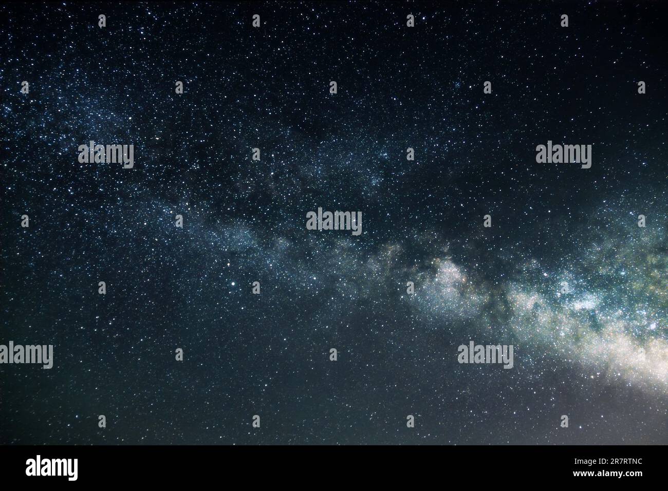 Der Milchstraße-Galaxie-Kern in einem leuchtend blauen Licht mit vielen Sternen. Stockfoto