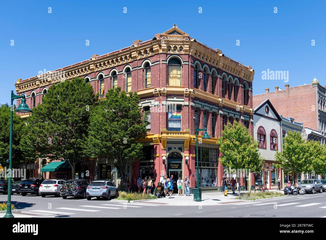 Port Townsend, WA, USA - Juli 2022; Blick auf die Downtown Water Street im Port Townsend Historic District mit gut erhaltenen Gebäuden aus dem späten 19. Jahrhundert Stockfoto