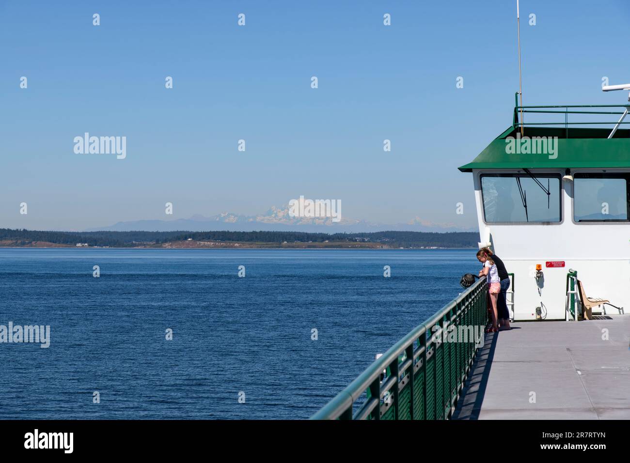 Port Townsend, WA, USA-Juli 2022; Blick vom Oberdeck der Fähre Port Townsend-Coupeville mit einigen Passagieren am Geländer und Mt. Baker mit Stockfoto