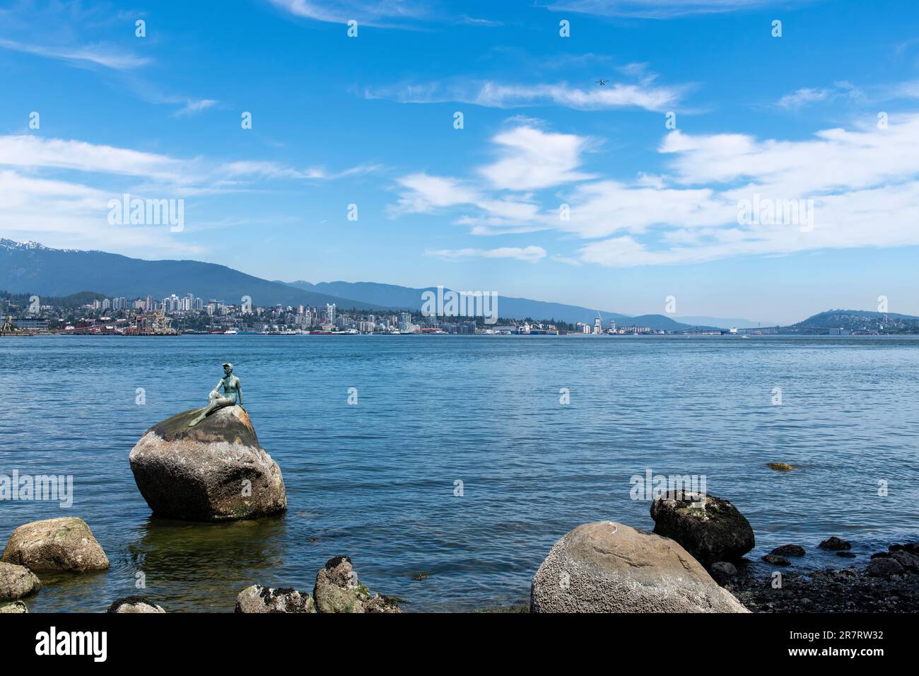 Vancouver, BC, Kanada - Juli 2022; Blick auf die Bronzestatue Girl in einem Neoprenanzug von Elek Imredy entlang der Küste des Stanley Park, ähnlich der kleinen Meerjungfrau Stockfoto