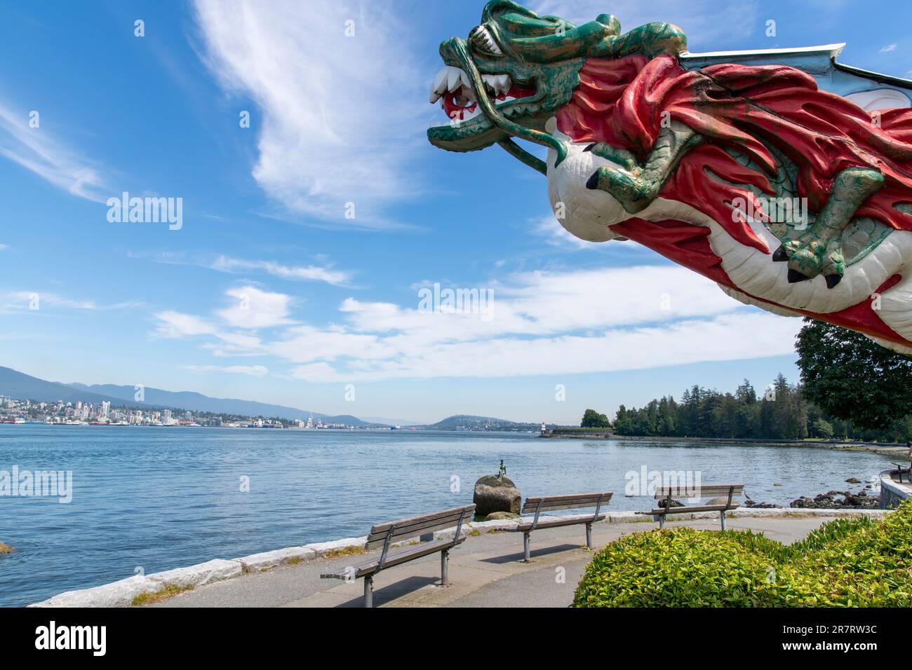 Vancouver, BC, Kanada - Juli 2022; aus nächster Nähe sehen Sie die Nachbildung der Galionsfigur des Ozeanliners SS Empress of Japan und im Hintergrund die Bronzestatue Girl in a Wets Stockfoto