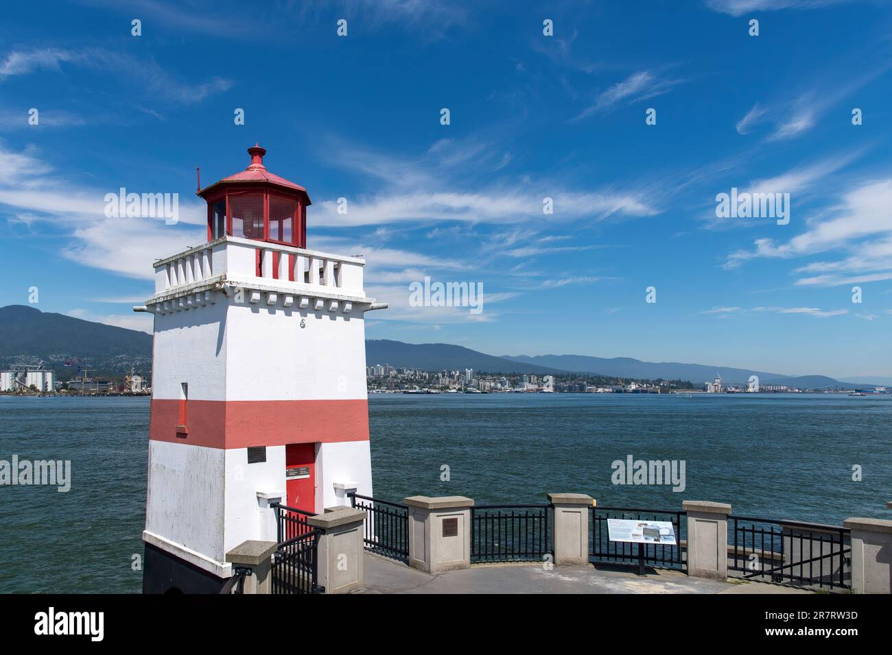 Vancouver, BC, Kanada - Juli 2022; Blick auf den 1914 erbauten rot-weiß gestreiften quadratischen Turm des Brockton Point Lighthouse im Stanley Park mit North Van Stockfoto