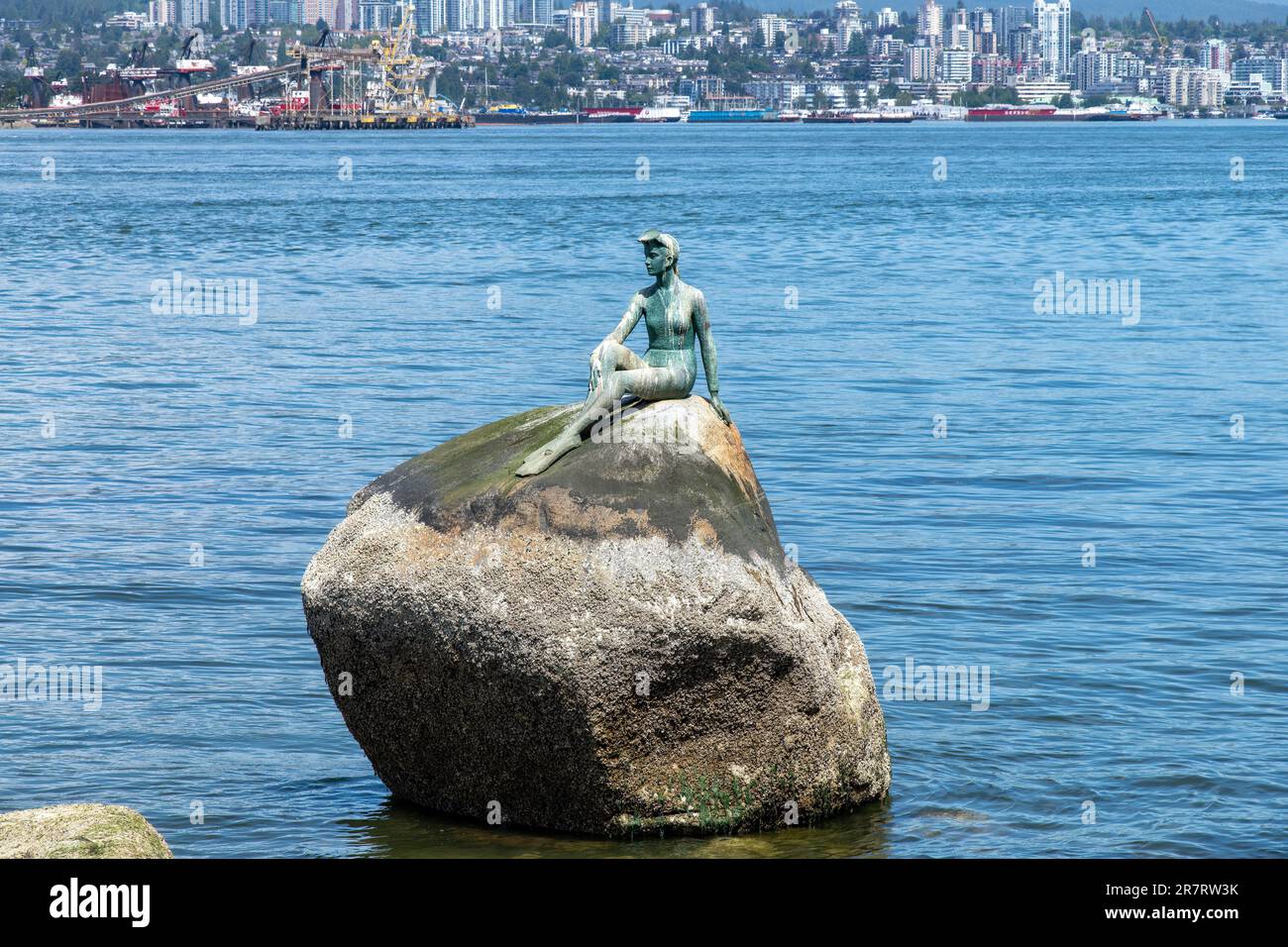 Vancouver, BC, Kanada-Juli 2022; Bronzestatue Girl in a Wetsuit von Elek Imredy entlang der Küste des Stanley Park in Vancouver Harb Stockfoto