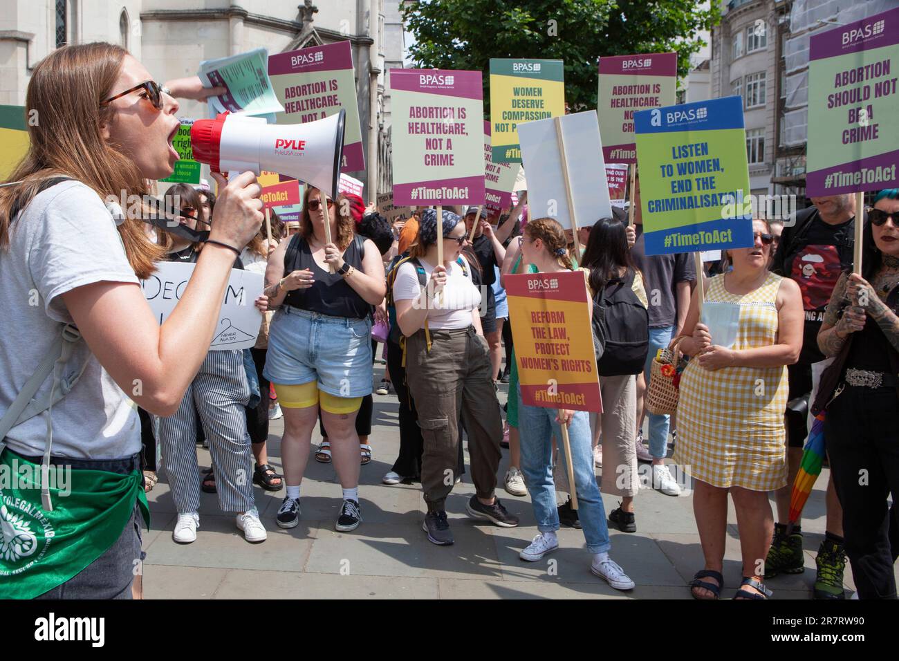 London, Großbritannien. 17. Juni 2023. Die Demonstranten meldeten sich vor den königlichen Gerichten und marschierten auf Whitehall und forderten das Recht auf legale Abtreibung im Vereinigten Königreich, da einige Gesetze aus dem Jahr 1861 stammen. Der jüngste Fall von Carla Foster, die inhaftiert wurde, nachdem sie während des Lockdowns eine späte Abtreibung mit "Pillen per Post" veranlasst hatte, hat Kontroversen ausgelöst. Kredit: Anna Watson/Alamy Live News Stockfoto