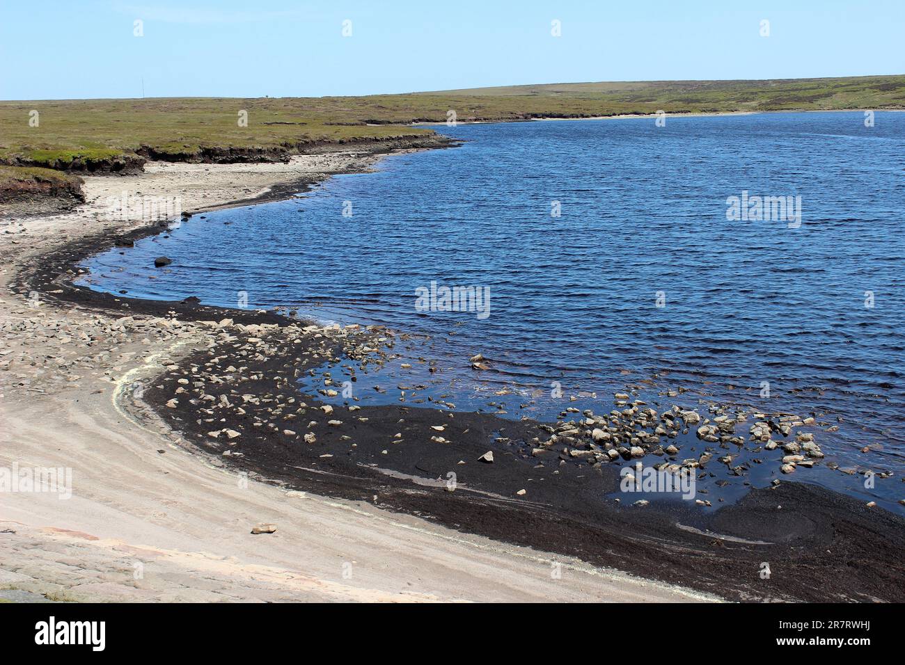 Niedriger Wasserstand am Chew Reservoir – Black Hill Dovestone, Peak District, Manchester, Großbritannien Stockfoto