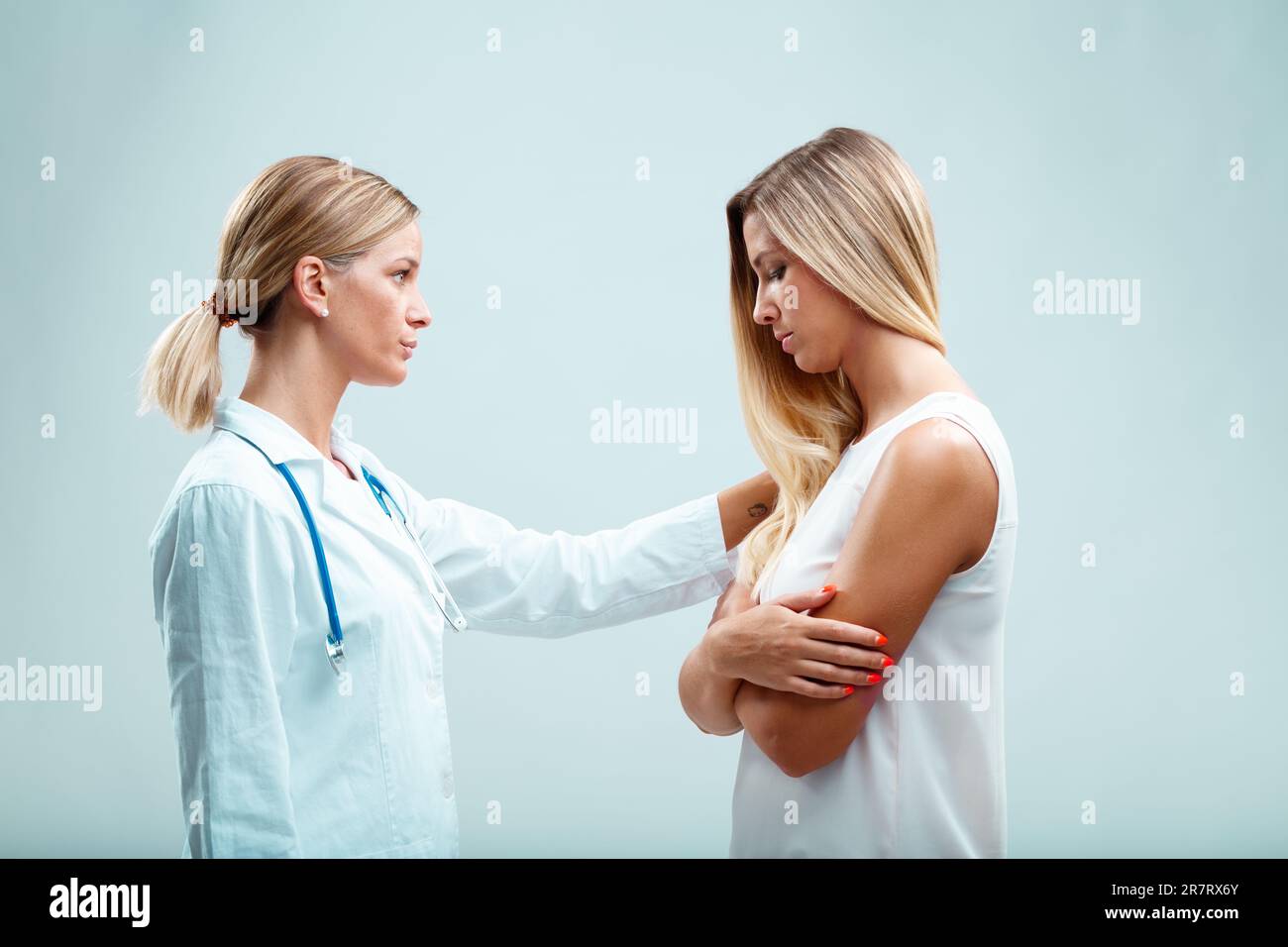 Arzt und Patient, beide blond, haben eine vertrauensvolle Beziehung. Der Arzt, eine mögliche