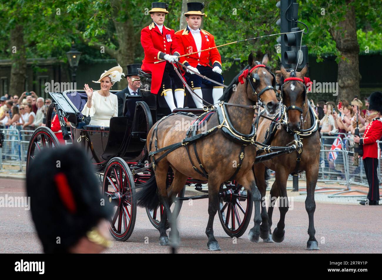 London, Großbritannien. 17. Juni 2023 Sophie, Gräfin von Wessex, Ehefrau von Prinz Edward, und Sir Tim Laurence, Ehemann von Prinzessin Anne, fahren in einer offenen Kutsche die Mall hinunter zur Horse Guards Parade zum Trooping the Colour, wo König Charles den Salut nimmt. Mehr als 1.400 Paradesoldaten, 200 Pferde und 400 Musiker nehmen an der Zeremonie „Trooping the Colour“ (King's Birthday Parade) zum offiziellen Geburtstag des Sovereign Teil. Dieses Jahr wird die erste Geburtstagsparade der Herrschaft von König Karl III. Sein. Kredit: Stephen Chung / Alamy Live News Stockfoto