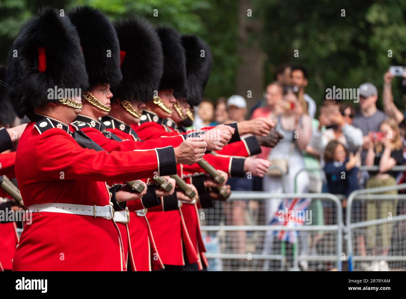 The Mall, Westminster, London, Großbritannien. 17. Juni 2023. Die Royal Family und die Massen und Truppen sind die Mall zur Horse Guards Parade für die Trooping of the Colour Zeremonie hinuntergereist. Es ist das erste unter der Herrschaft von König Karl III Coldstream-Wachen marschieren Stockfoto