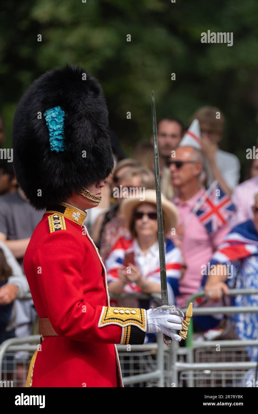 The Mall, Westminster, London, Großbritannien. 17. Juni 2023. Die Royal Family und die Massen und Truppen sind die Mall zur Horse Guards Parade für die Trooping of the Colour Zeremonie hinuntergereist. Es ist das erste unter der Herrschaft von König Karl III Offizier der irischen Garde mit Schwert Stockfoto