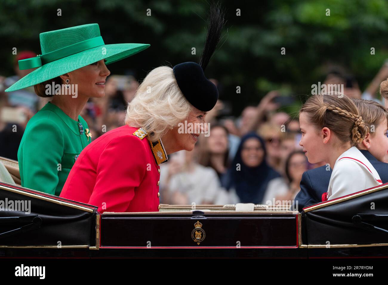 The Mall, Westminster, London, Großbritannien. 17. Juni 2023. Die Royal Family und die Massen und Truppen sind die Mall zur Horse Guards Parade für die Trooping of the Colour Zeremonie hinuntergereist. Es ist das erste unter der Herrschaft von König Karl III Königin Camilla plaudert mit Prinzessin Charlotte in einer Kutsche mit Catherine und Kindern Stockfoto