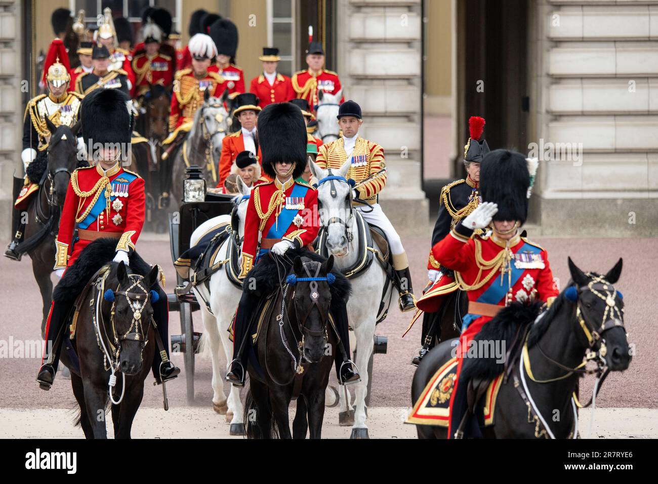 London, Großbritannien. 17. Juni 2023 König Karl III. Führt Mitglieder der königlichen Familie zu Pferderücken. Dies ist der erste Trooping, den der farbige König Karl III. Als König besucht hat. Kredit: Benjamin Wareing/Alamy Live News Stockfoto