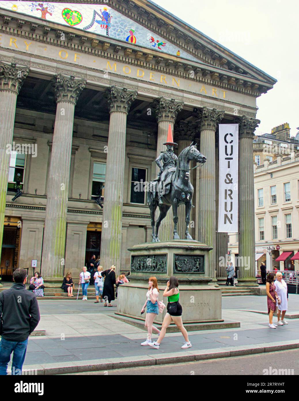 Glasgow, Schottland, Vereinigtes Königreich, 17. Juni 2023. CUT & RUN: Die Banksy-Ausstellung an der Statue des Herzog von Wellington mit Kegelkopf vor DEM GOMA, der Galerie für moderne Kunst, wurde heute eröffnet. Credit Gerard Ferry/Alamy Live News Stockfoto