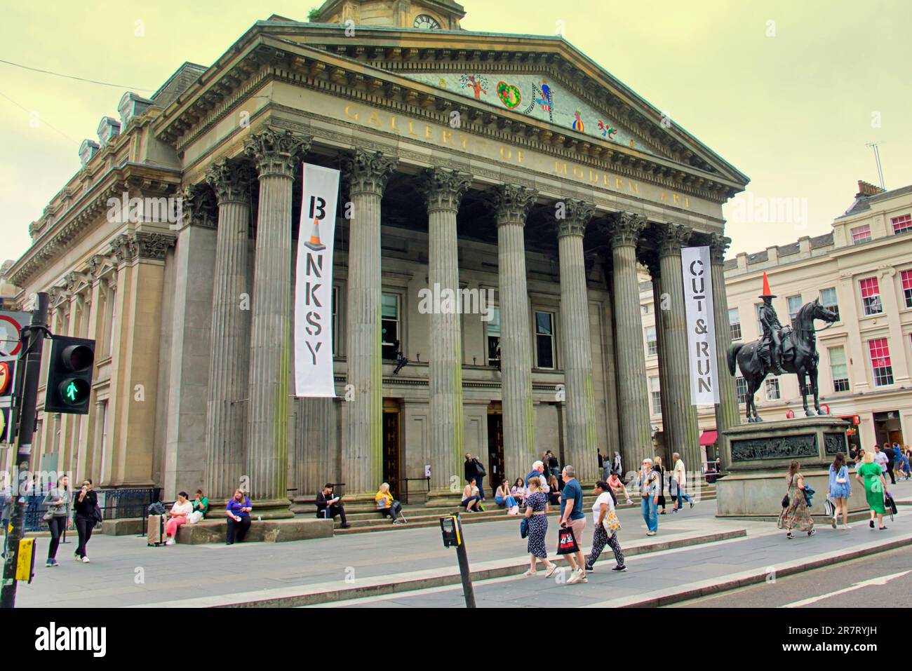 Glasgow, Schottland, Vereinigtes Königreich, 17. Juni 2023. CUT & RUN: Die Banksy-Ausstellung an der Statue des Herzog von Wellington mit Kegelkopf vor DEM GOMA, der Galerie für moderne Kunst, wurde heute eröffnet. Credit Gerard Ferry/Alamy Live News Stockfoto