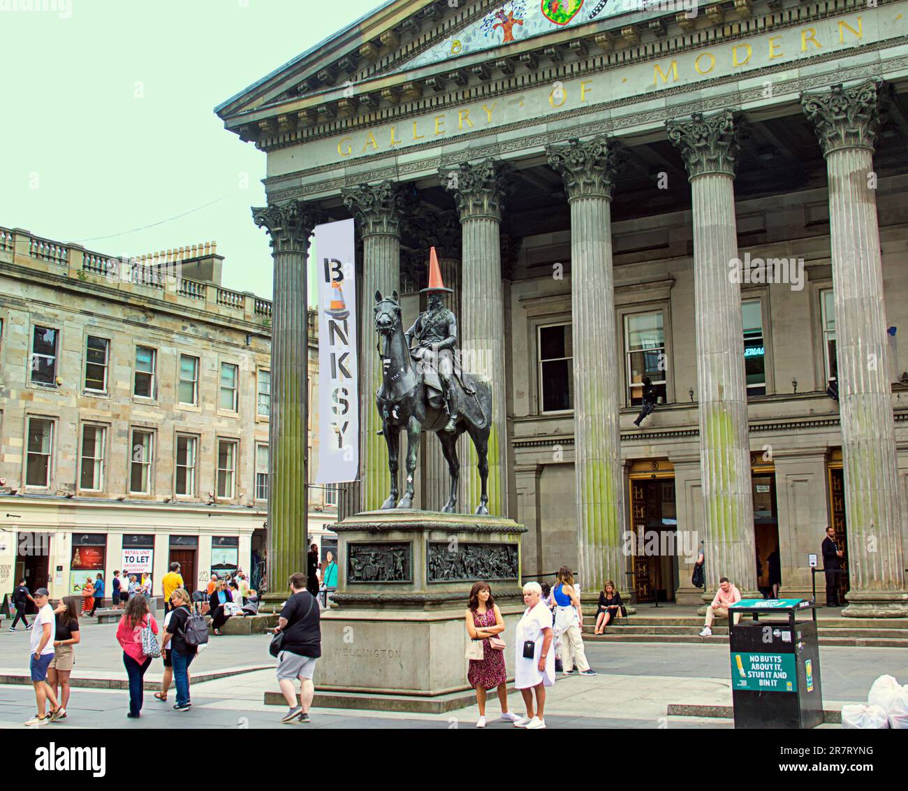 Glasgow, Schottland, Vereinigtes Königreich, 17. Juni 2023. CUT & RUN: Die Banksy-Ausstellung an der Statue des Herzog von Wellington mit Kegelkopf vor DEM GOMA, der Galerie für moderne Kunst, wurde heute eröffnet. Credit Gerard Ferry/Alamy Live News Stockfoto