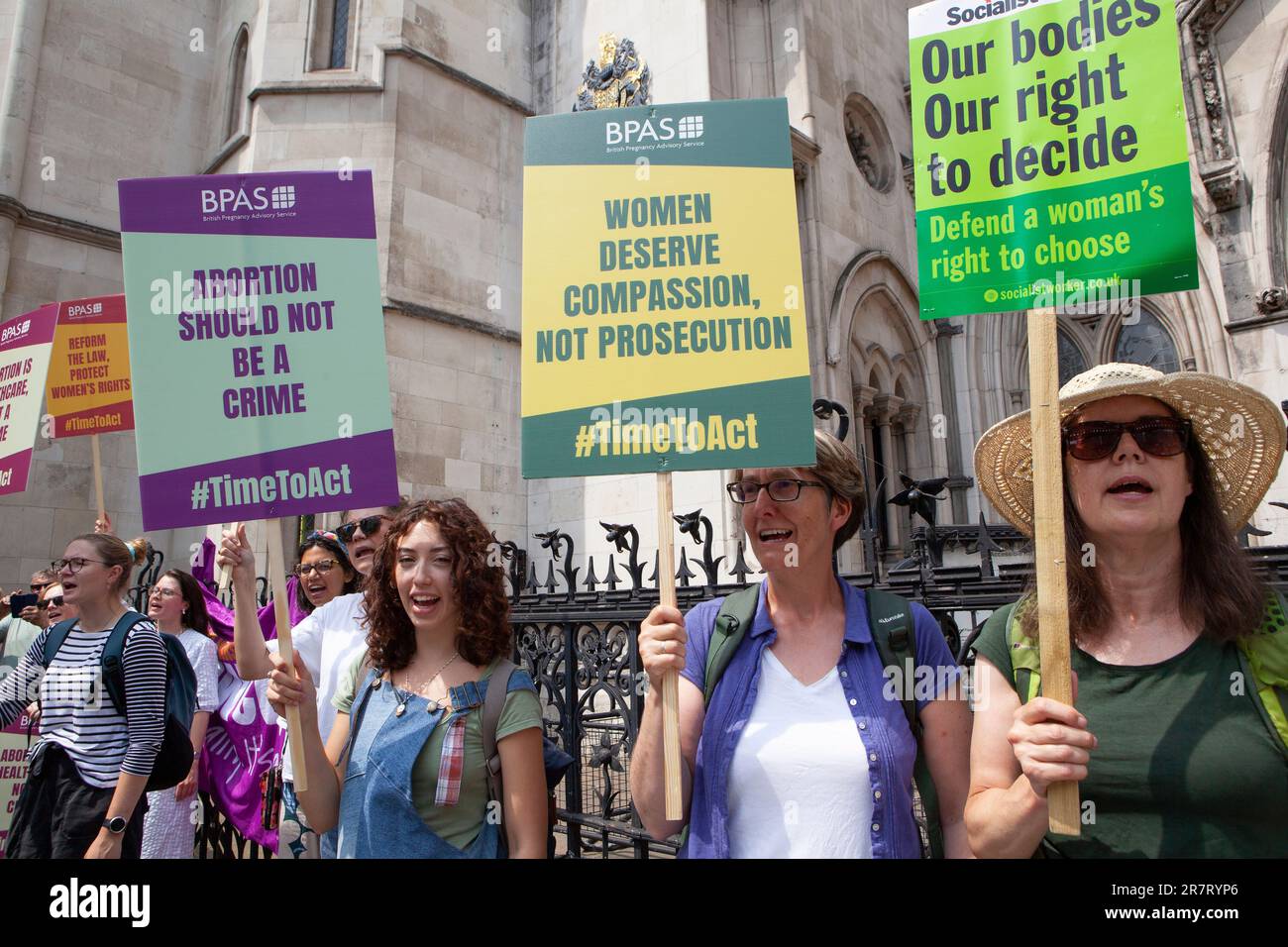 London, Großbritannien. 17. Juni 2023. Die Demonstranten meldeten sich vor den königlichen Gerichten und marschierten auf Whitehall und forderten das Recht auf legale Abtreibung im Vereinigten Königreich, da einige Gesetze aus dem Jahr 1861 stammen. Der jüngste Fall von Carla Foster, die inhaftiert wurde, nachdem sie während des Lockdowns eine späte Abtreibung mit "Pillen per Post" veranlasst hatte, hat Kontroversen ausgelöst. Kredit: Anna Watson/Alamy Live News Stockfoto