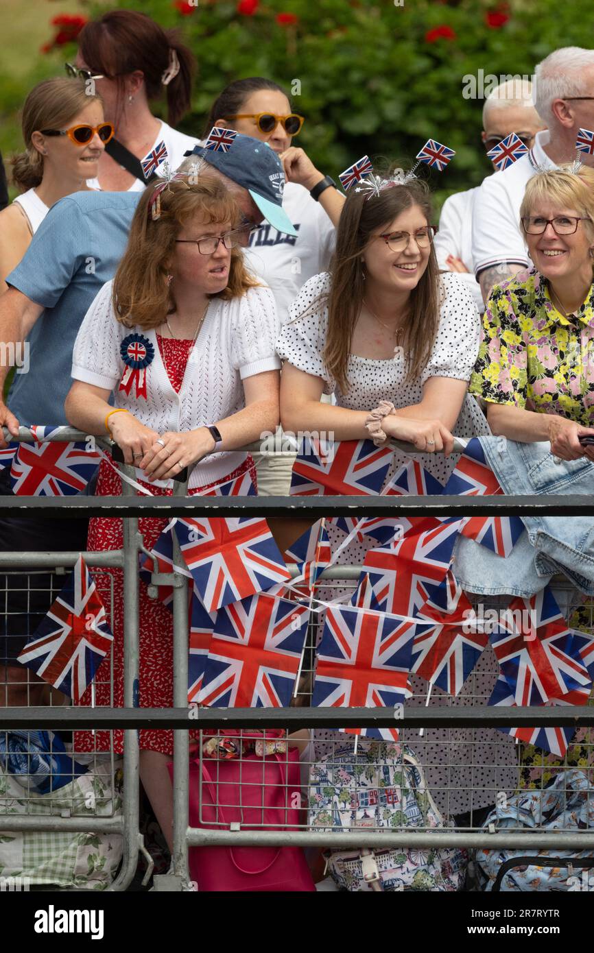 London, Großbritannien. 17. Juni 2023. Trooping the Colour (die King's Birthday Parade) findet an einem weiteren heißen und feuchten Tag in London statt, an dem König Karl III. Zu Pferd den Salut mit über 1400 Offizieren und Männern auf der Parade annimmt. Kredit: Malcolm Park/Alamy Live News Stockfoto