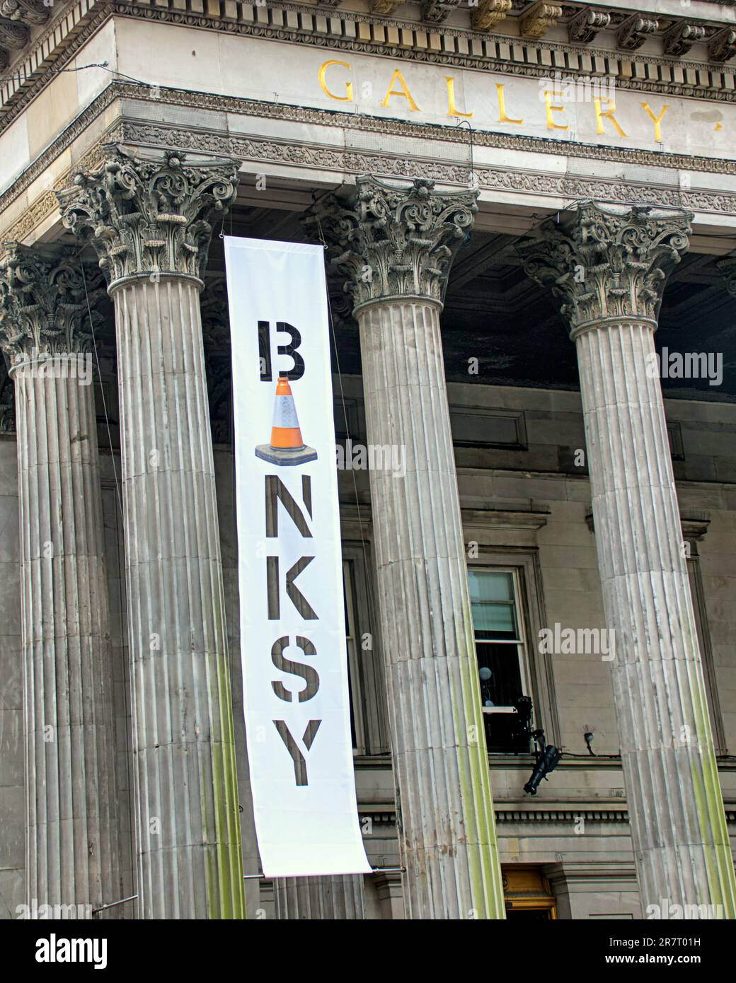 Glasgow, Schottland, Vereinigtes Königreich, 17. Juni 2023. CUT & RUN: Die Banksy-Ausstellung an der Statue des Herzog von Wellington mit Kegelkopf vor DEM GOMA, der Galerie für moderne Kunst, wurde heute eröffnet. Credit Gerard Ferry/Alamy Live News Stockfoto