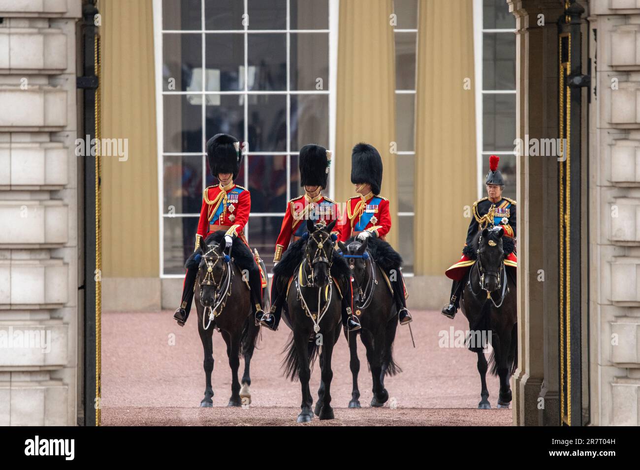 London, Großbritannien. 17. Juni 2023 König Karl III. Führt Mitglieder der königlichen Familie zu Pferderücken. Dies ist der erste Trooping, den der farbige König Karl III. Als König besucht hat. Kredit: Benjamin Wareing/Alamy Live News Stockfoto