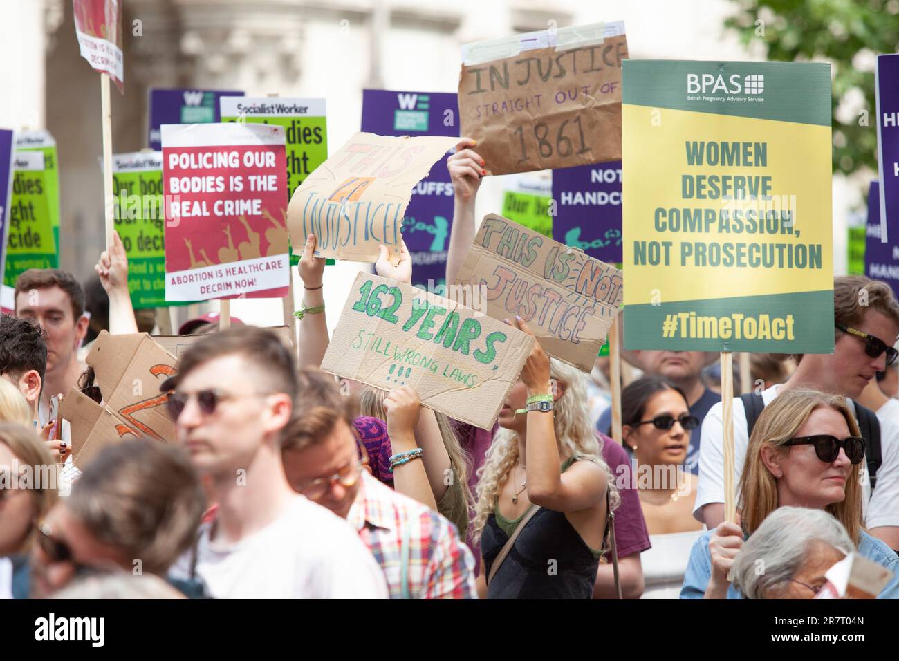 London, Großbritannien. 17. Juni 2023. Die Demonstranten meldeten sich vor den königlichen Gerichten und marschierten auf Whitehall und forderten das Recht auf legale Abtreibung im Vereinigten Königreich, da einige Gesetze aus dem Jahr 1861 stammen. Der jüngste Fall von Carla Foster, die inhaftiert wurde, nachdem sie während des Lockdowns eine späte Abtreibung mit "Pillen per Post" veranlasst hatte, hat Kontroversen ausgelöst. Kredit: Anna Watson/Alamy Live News Stockfoto