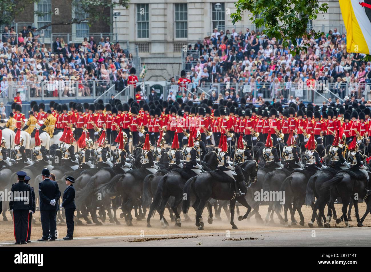 London, Großbritannien. 17. Juni 2023. Trooping the Colour für König Karl III. Zum offiziellen Geburtstag. Zum ersten Mal seit mehr als dreißig Jahren werden alle fünf Fussschutzregimente teilnehmen. Ebenfalls auf der Parade findet das auf die Kavallerie montierte Regiment statt, das aus den Rettungsschwimmern und den Blues und Royals besteht, die zusammen die Eskorte des Sovereign und das königliche Pferd der Truppe bereitstellen. Kredit: Guy Bell/Alamy Live News Stockfoto