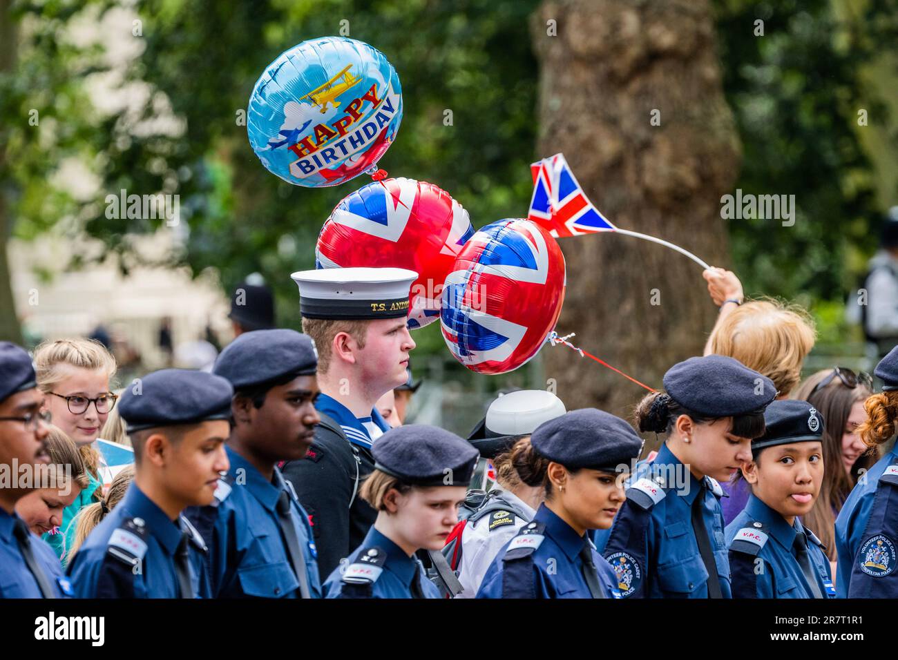 London, Großbritannien. 17. Juni 2023. Trooping the Colour für König Karl III. Zum offiziellen Geburtstag. Zum ersten Mal seit mehr als dreißig Jahren werden alle fünf Fussschutzregimente teilnehmen. Ebenfalls auf der Parade findet das auf die Kavallerie montierte Regiment statt, das aus den Rettungsschwimmern und den Blues und Royals besteht, die zusammen die Eskorte des Sovereign und das königliche Pferd der Truppe bereitstellen. Kredit: Guy Bell/Alamy Live News Stockfoto