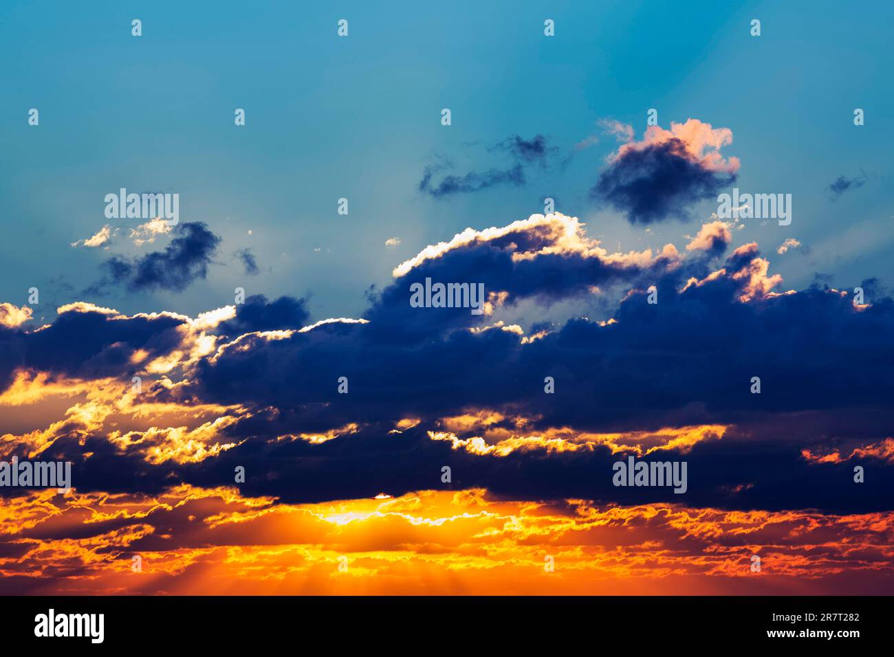 Dramatischer Abendhimmel bei Sonnenuntergang, Sylt, Deutschland Stockfoto