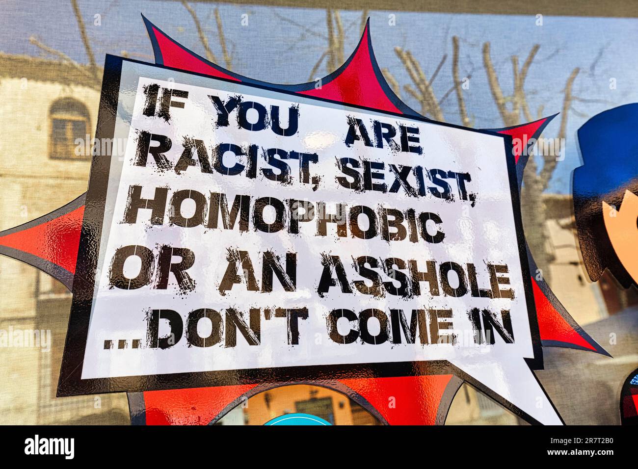 Sprechblase mit Inschrift gegen Diskriminierung, Rassismus, Sexismus, Homophobie unerwünscht, Fensterscheibe eines Cafés, Spanien Stockfoto