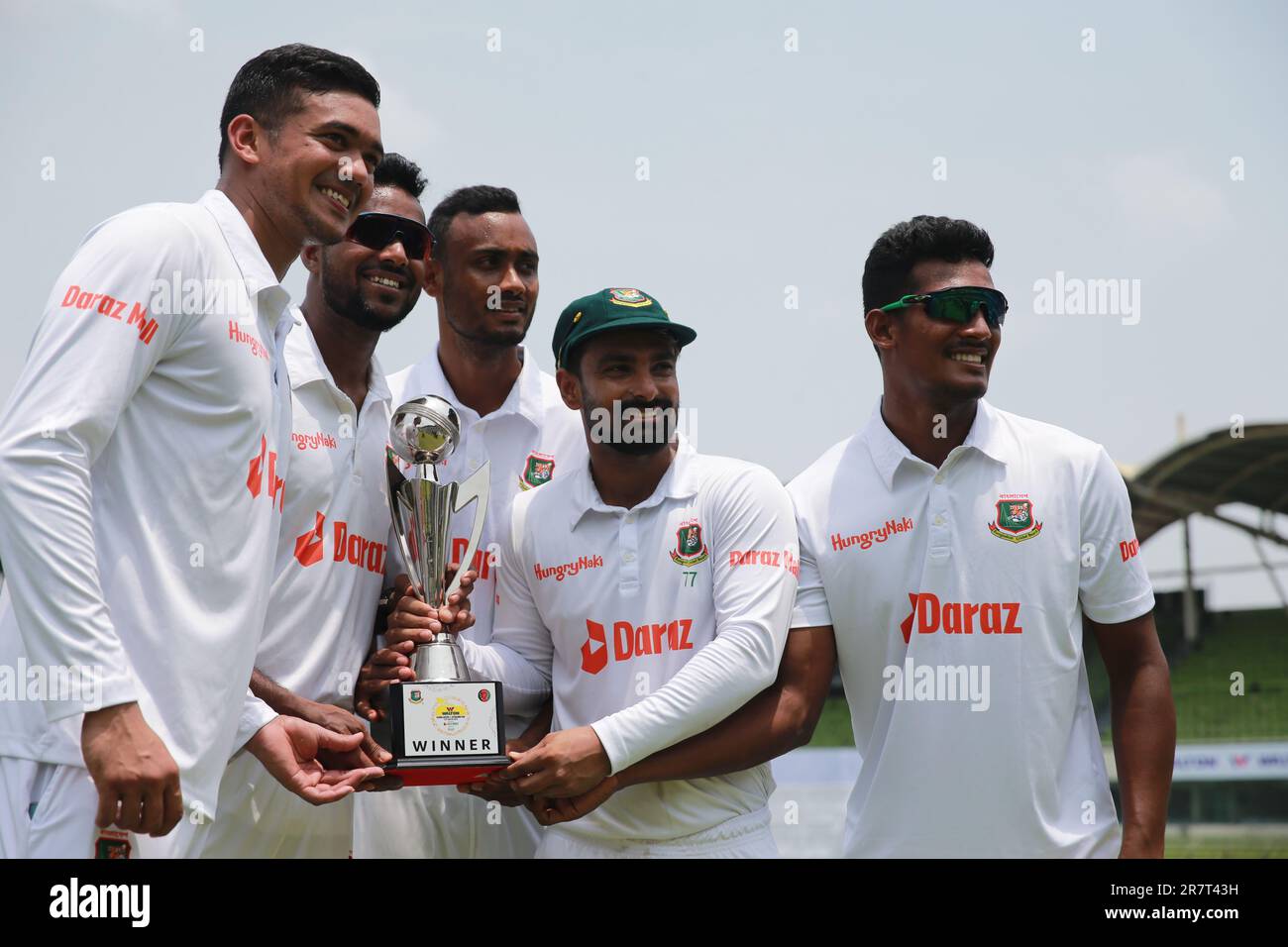 Litton das (2. rechts) hält die Trophäe „Lone Test Match“ entlang der fünf Schritte von links Taskin Ahmed, Ebadot Hossain, Shariful Islam und Mushfi ohne Kapuze Stockfoto