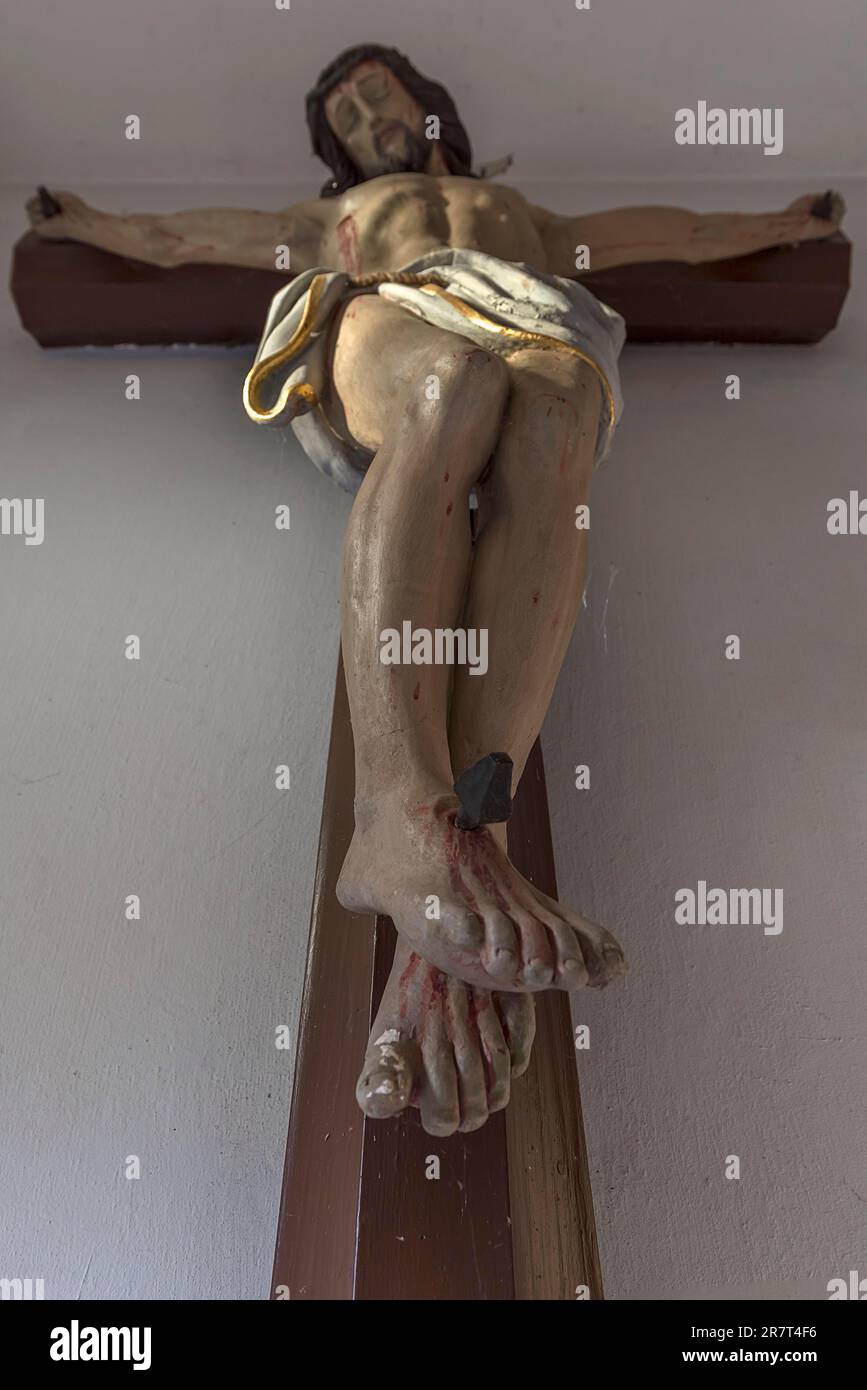 Jesus Cross auf der Veranda der neogotischen Pfarrkirche St. Michael, Alken an der Mosel, Rheinland-Pfalz, Deutschland Stockfoto