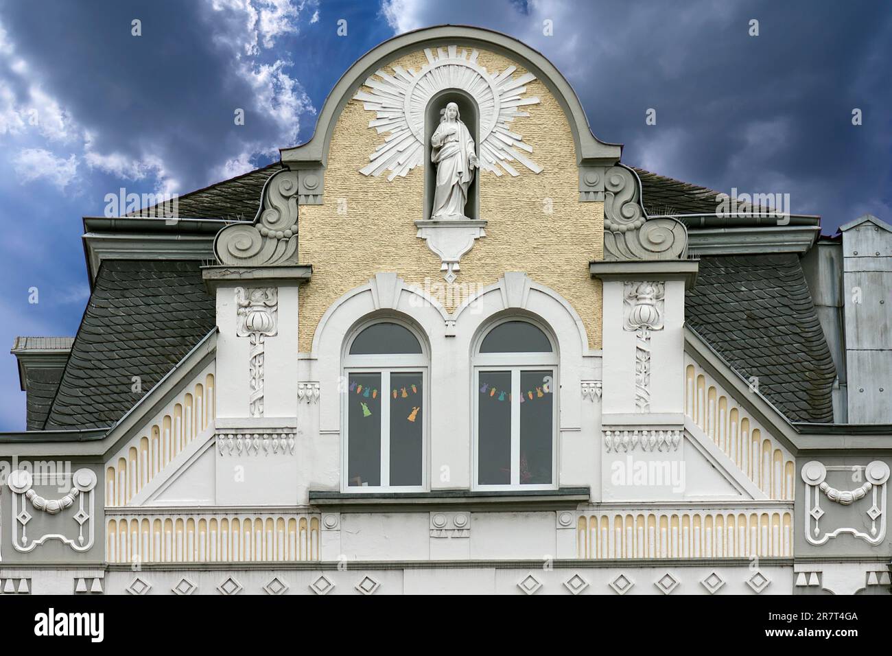Jugendstilfassade eines Wohn- und Geschäftsgebäudes mit Skulptur der Jungfrau Maria, 1900, Koblenz, Rheinland-Pfalz, Deutschland Stockfoto