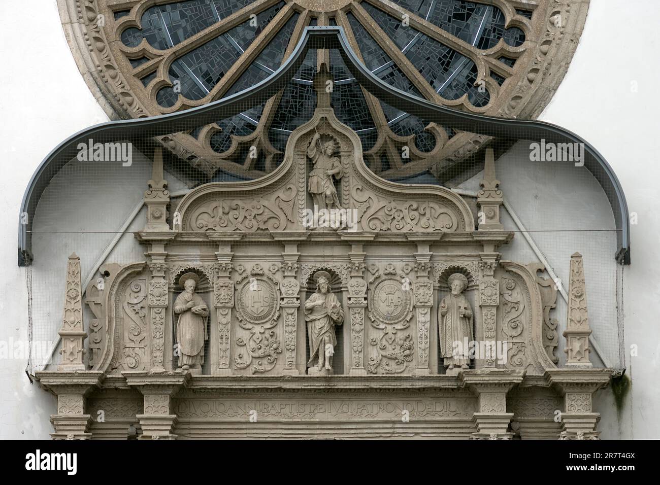 Relief über dem Westportal der Jesuitenkirche, Koblenz, Rheinland-Pfalz, Deutschland Stockfoto
