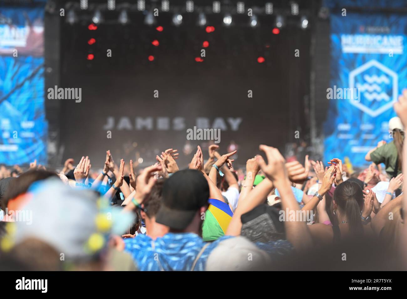 17. Juni 2023, Niedersachsen, Scheeßel: Vor James Bays Auftritt beim Hurricane Festival 2023 stehen Festivalbesucher vor der Bühne. Bis zum 18. Juni 2023 sind insgesamt 80 Konzerte auf vier Bühnen geplant. Das Rockmusikfestival Hurricane ist eines der größten deutschen Open-Air-Festivals. Foto: Lars Penning/dpa Stockfoto