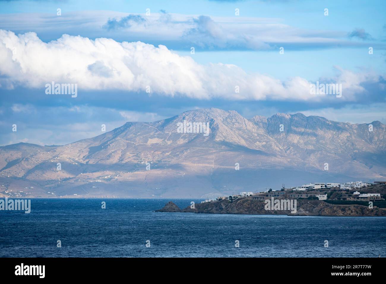 Blick über das Meer auf die Insel Tinos, Mykonos, Kykladen, Griechenland Stockfoto