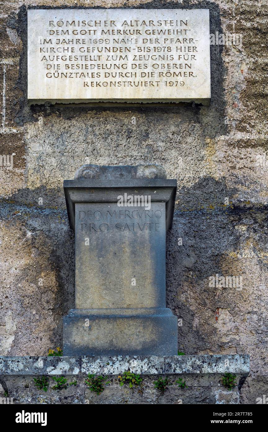 Römischer Altarstein, gewidmet dem gott Merkur in Oberguenzburg, Allgaeu, Bayern, Deutschland Stockfoto