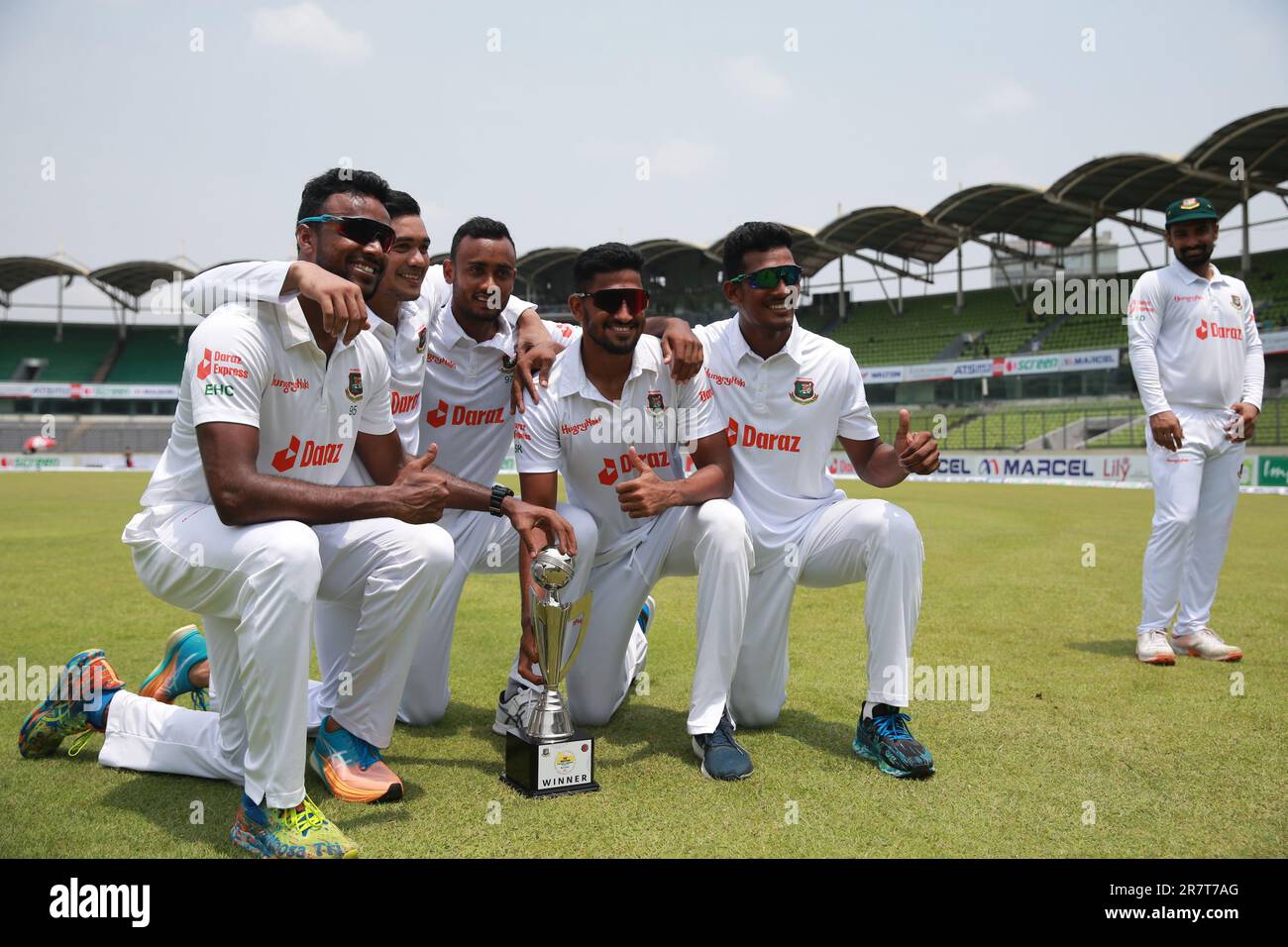 Bangladesch, fünf Schritte von links Ebadot Hossain, Taskin Ahmed, Shariful Islam, Khaled Ahmed und ungekapselter Muschfik Hasan, die Fotos entlang der postieren Stockfoto