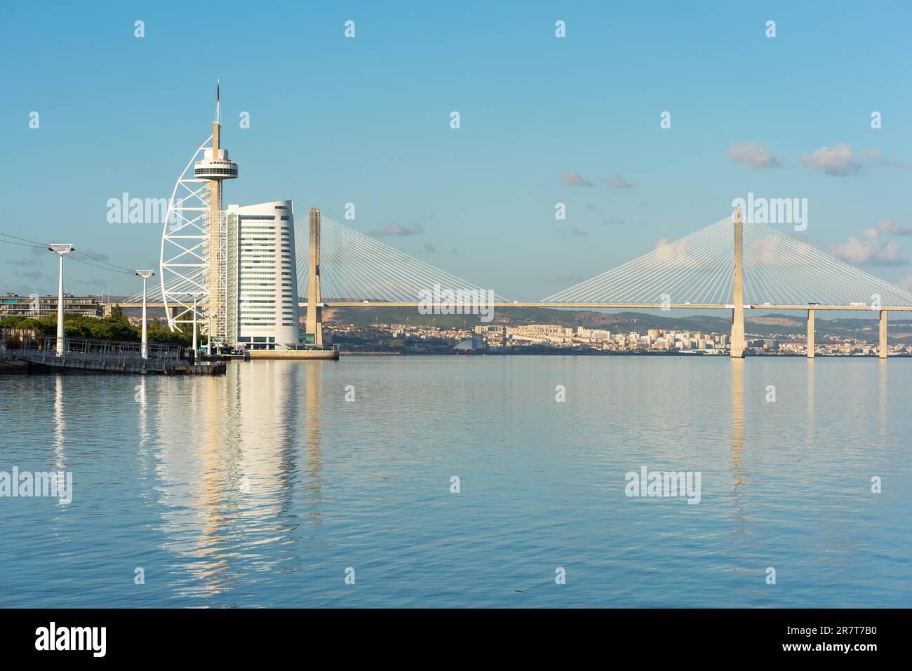 Der Turm Vasco da Gama und die Seilbahnbrücke Vasco da Gama im neuen Stadtteil Park der Nationen im Norden von Lissabon Stockfoto