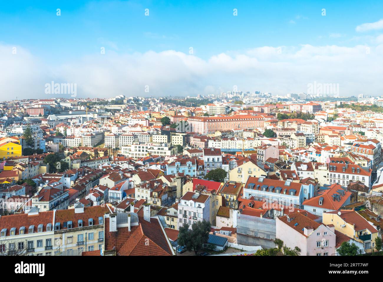 Blick über die Altstadt von Lissabon in das neue postmoderne Viertel mit den Amoreiras Towers im Nordwesten der Stadt Stockfoto