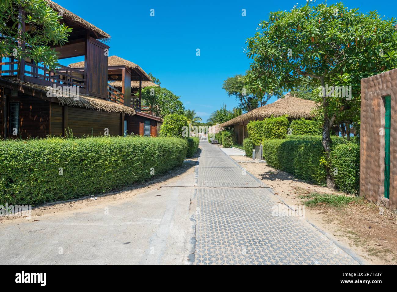 Öffentliche Straße durch ein Bungalow Resort am Strand namens Ao Mae Mai auf der Insel Ko Phayam. Malerische Cabanas zum Mieten am Strand Stockfoto