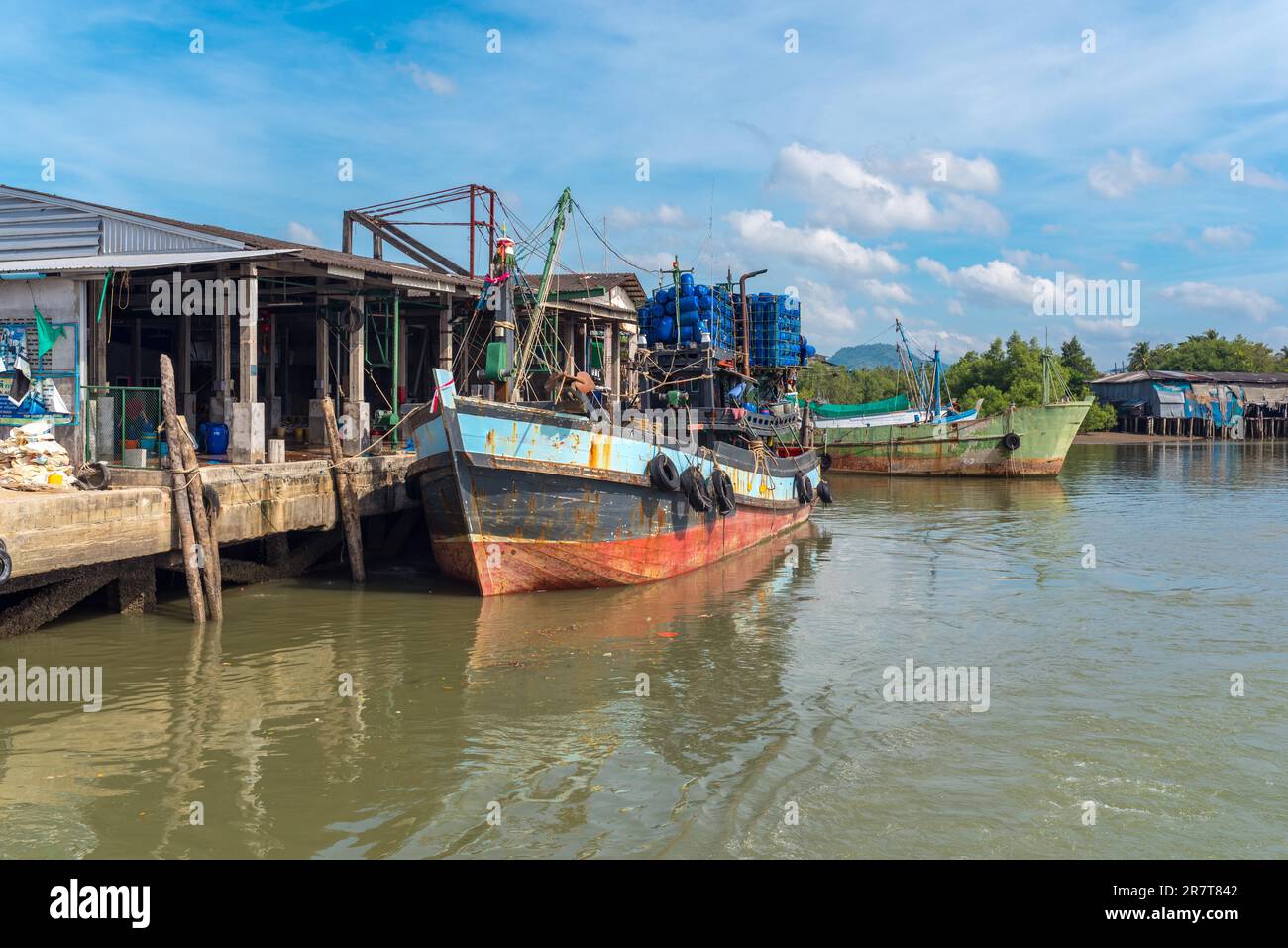 Fischtrawler liegen am Pier im Industriegebiet des Fischereihafens Ranong im Südwesten Thailands vor Stockfoto