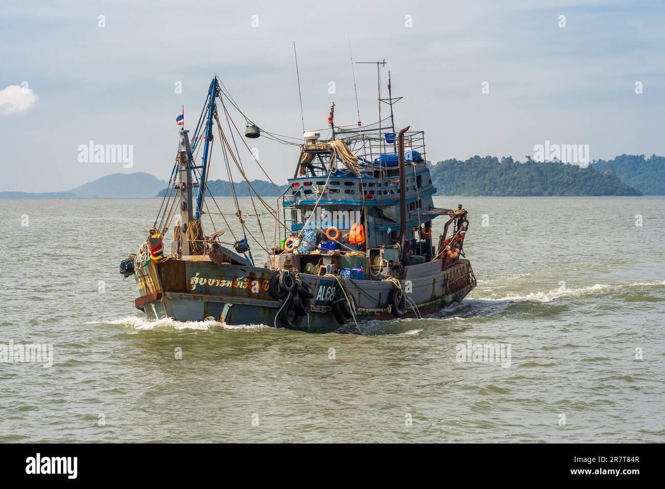 Der thailändische Trawler kommt nach dem Fischfang im Industriehafen Ranong im Südwesten Thailands an Stockfoto
