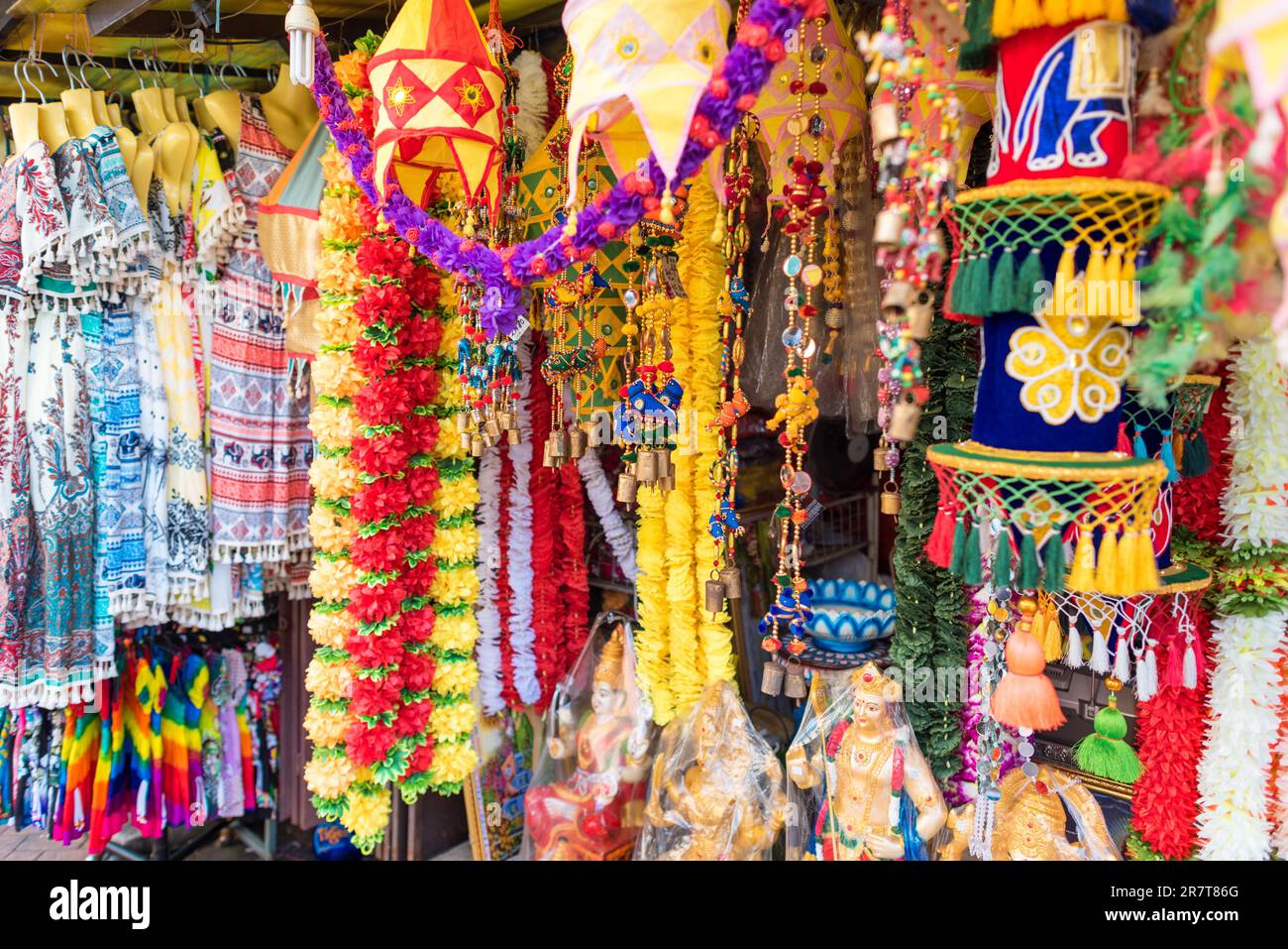 Souvenirladen, der auch Stoff- und Kostümschmuck verkauft, im Stadtteil Little India im Herzen von George Town. Das Viertel liegt im Zentrum Stockfoto